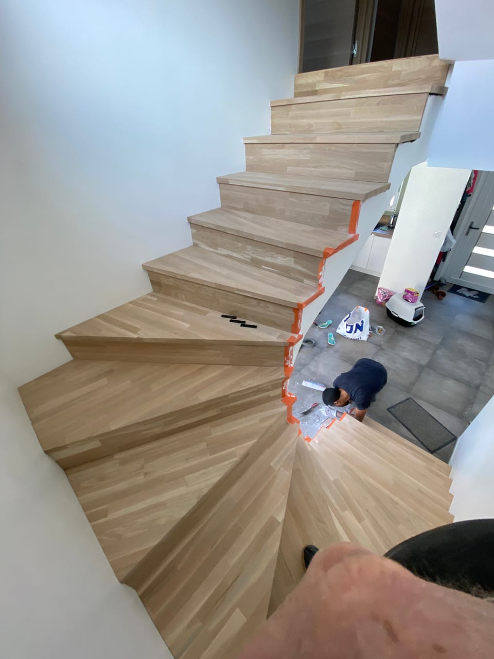 Escalier deux quarts tournants habillé en bois clair