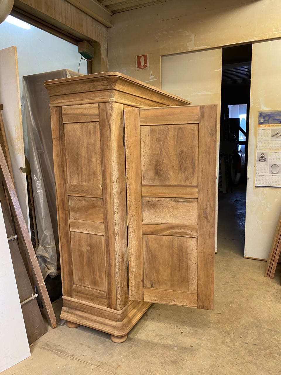 Meuble en bois massif restauré à l'atelier du menuisier Michel Romeri