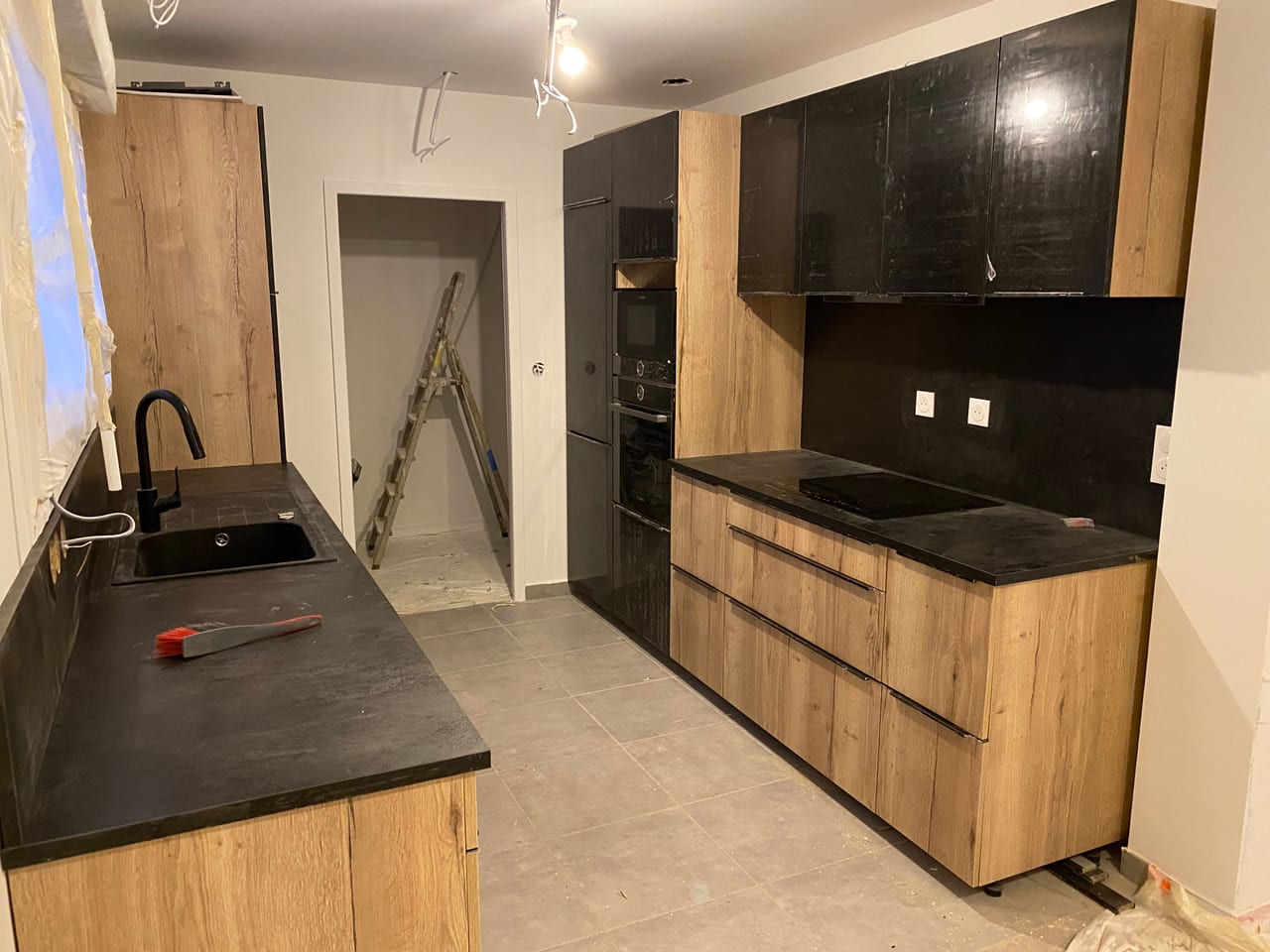 Cuisine sur mesure bois et noir réalisée à Annecy