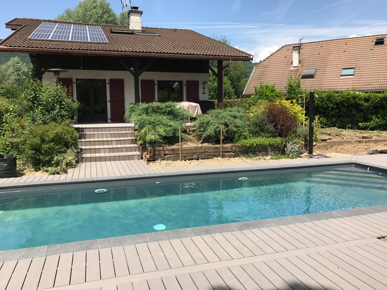 Terrasse et plage de piscine en bois en Haute-Savoie